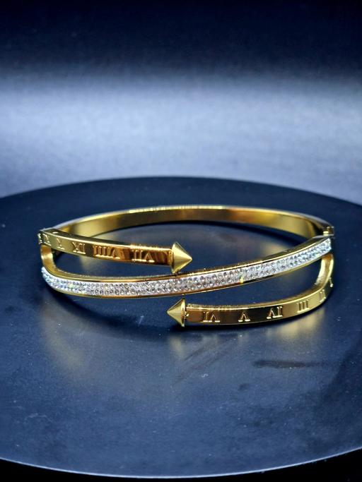 Buy & Sell Pitsea Basildon - Photos for women's layered goldtone bracelet with pearls