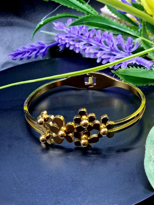 Buy & Sell Pitsea Basildon - Photos for Women's bracelet goldtone nicr designed