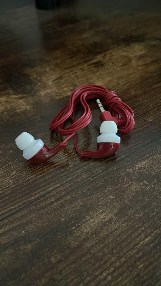 Buy & Sell Waltham Forest East London - Photos for Red (in ear) wired headphones