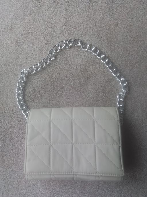 Buy & Sell Streetly Walsall - Photos for CREAM HANDBAG WITH CHAIN HANDLE
