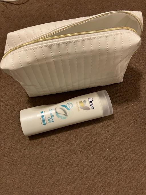 Buy & Sell Woodcross Wolverhampton - Photos for New Wash bag with new body lotion