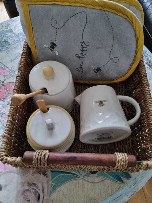 Buy & Sell Oxley Wolverhampton - Photos for beauitifull set bee design with tray