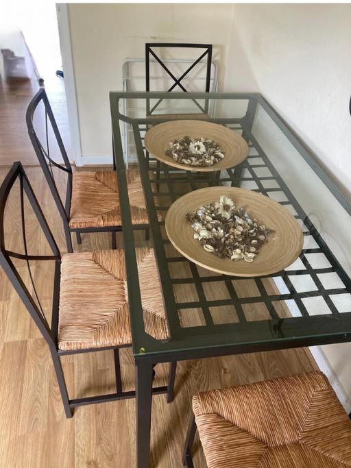 Buy & Sell Upper Holloway North London - Photos for Table and 4 chairs