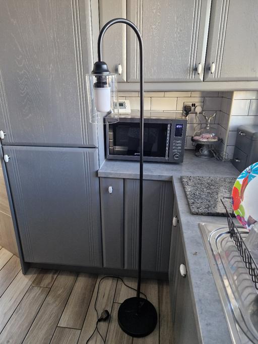 Buy & Sell Scholes Rotherham - Photos for Large black floor lamp & flickering bulb