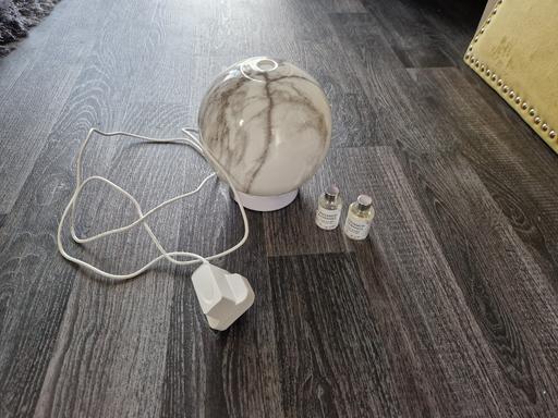 Buy & Sell Scholes Rotherham - Photos for Grey glass defuser & 2 oils