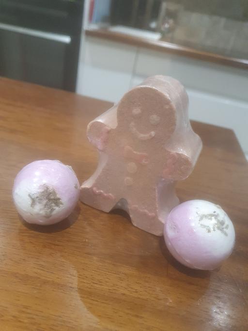 Buy & Sell Bradmore Wolverhampton - Photos for 3 Christmas bath bombs