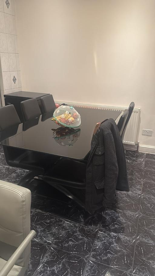 Buy & Sell Harrow Weald Harrow - Photos for Glass dining table with 6 chairs