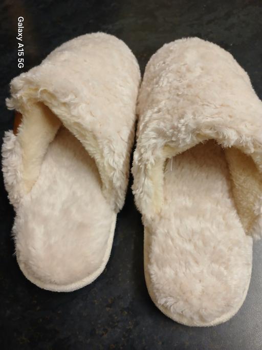Buy & Sell Hounslow Heath Hounslow - Photos for everforms Ladies Size 9 slip-on slippers in c