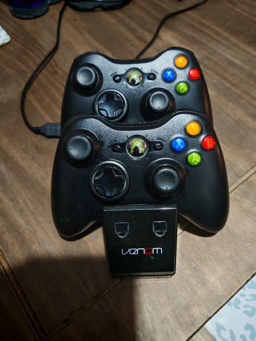 Buy & Sell Horn Park South East London - Photos for 2x xbox 360 controllers with charging dock