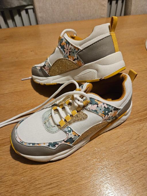 Buy & Sell Weston Point Halton - Photos for Size 2 girls M&S trainers