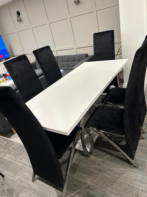 Buy & Sell Watford Three Rivers - Photos for Extendable white dining table&6 black chairs