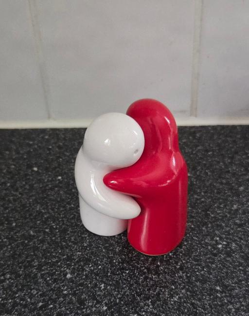 Buy & Sell Garlinge Thanet - Photos for HUGGING SALT & PEPPER SET