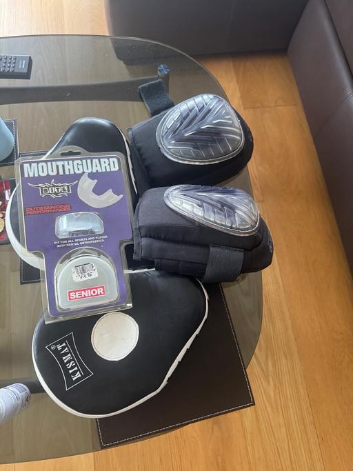 Buy & Sell Maze Hill South East London - Photos for Boxing pads, mouth piece & fighting knee pads