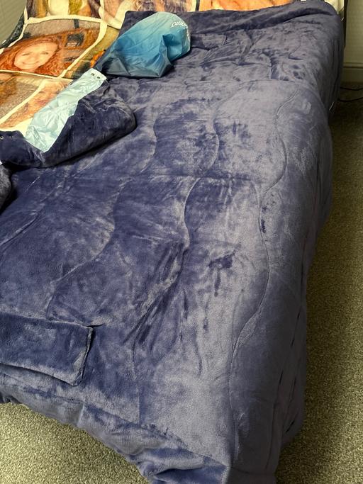 Buy & Sell Duckmanton Chesterfield - Photos for Below Zero hooded blanket