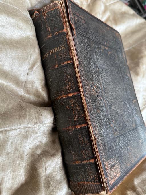 Buy & Sell Upper Holloway North London - Photos for Rare 1800s Antique King James Bible Heirloom.