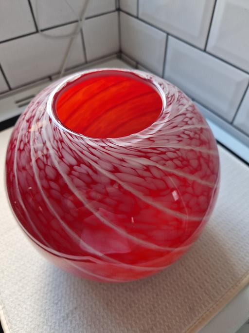 Buy & Sell Denington Industrial Estate North Northamptonshire - Photos for STUNNING LARGE RED GLASS VASE CENTRE PIECE