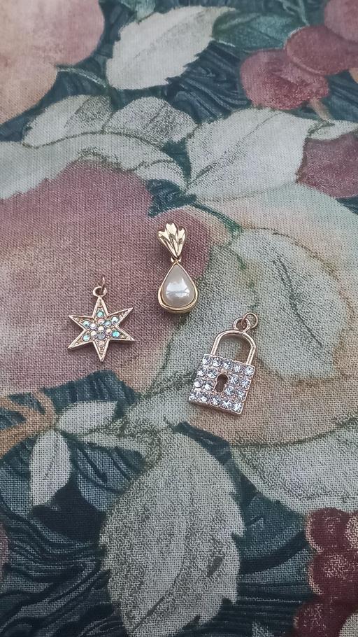 Buy & Sell Lyppard Woodgreen Worcester - Photos for pendants-set of 3