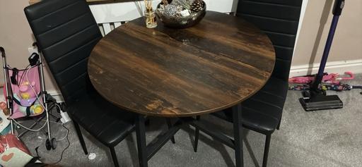 Buy & Sell The Broadway Bradford - Photos for Wooden dining table with 2 leather chairs