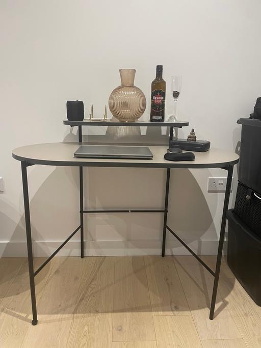 Buy & Sell Watford Town Centre Watford - Photos for Modern Desk With Monitor Stand