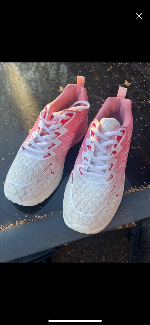Buy & Sell Cadeby Doncaster - Photos for Hardly worn size 5 trainers pink and white