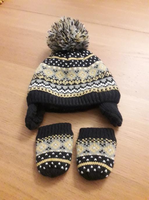 Buy & Sell Wednesbury Sandwell - Photos for bobble hat and mittens 3/6mths 