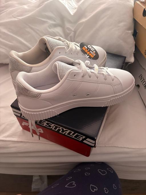 Buy & Sell Hackney East London - Photos for Women’s white trainers