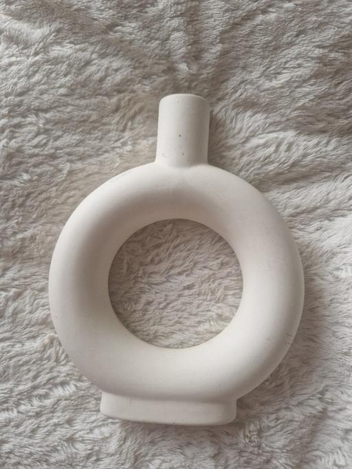 Buy & Sell Hall Green Birmingham - Photos for white/cream ceramic donut vase