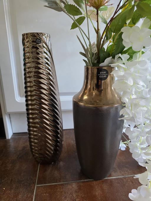 Buy & Sell Romford Havering - Photos for 2 x Brand New Vases and Flowers