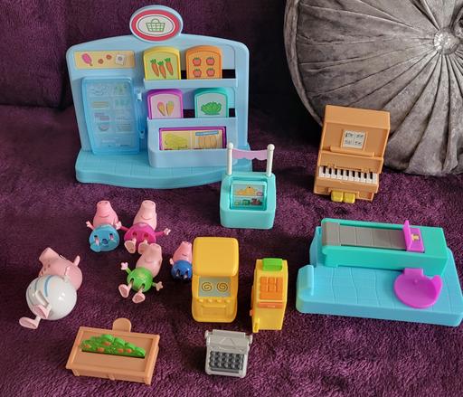 Buy & Sell Wednesfield Wolverhampton - Photos for Peppa Pig Playhouse And Figurines.