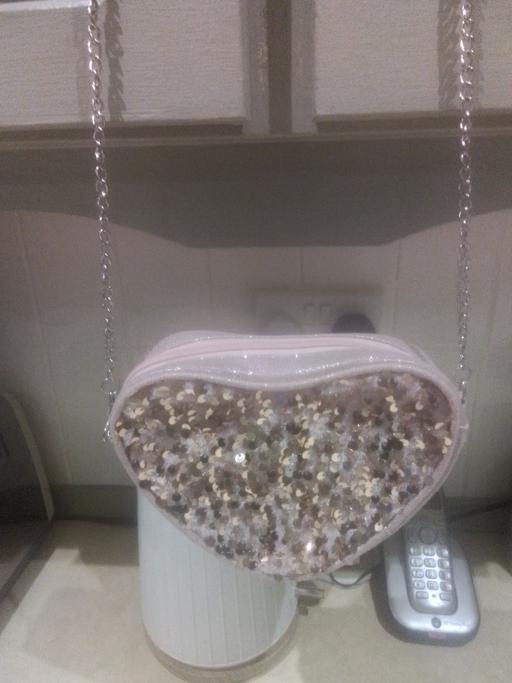 Buy & Sell Aldridge Walsall - Photos for BRAND NEW NO TAG HEART SHAPED BAG ON CHAIN