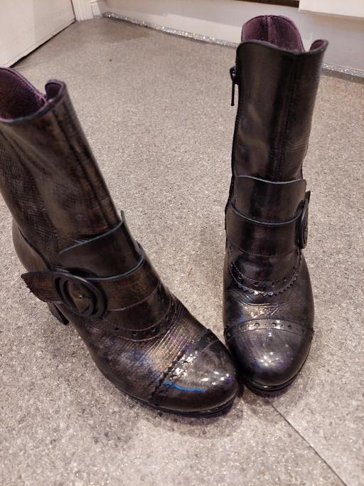 Buy & Sell - Photos for Brown shimmer Boots