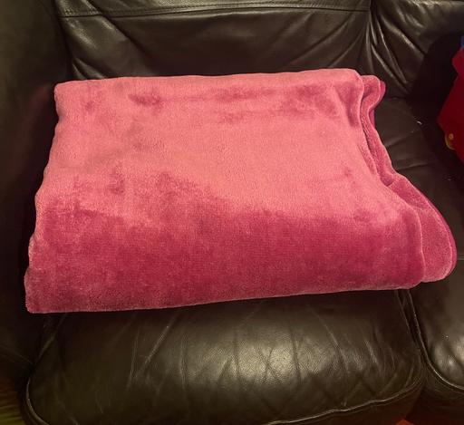 Buy & Sell Wigginton Tamworth - Photos for Deep pink throw