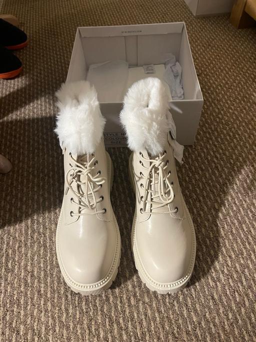 Buy & Sell Moreton-on-Lugg County of Herefordshire - Photos for Cream Ugg style boots