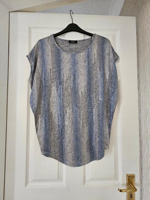 Buy & Sell Newton Doncaster - Photos for Lovely shimmer pattern top, size 16/18.