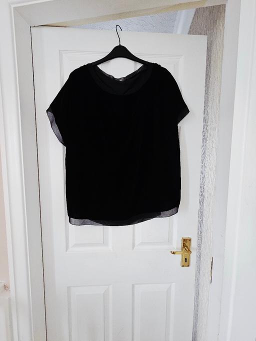 Buy & Sell Newton Doncaster - Photos for Black velvet top, size 20.
