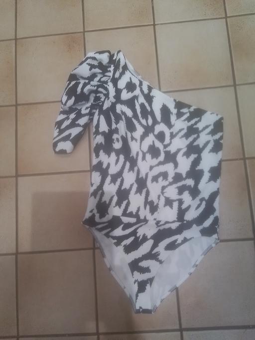 Buy & Sell Aldridge Walsall - Photos for NEW WITHOUT TAG RIVER ISLAND OFF SHOULDER SUI