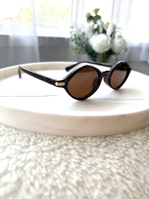 Buy & Sell Streatham Common South West London - Photos for Beautiful small Brown oval sunglasses! Y2K