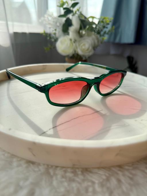 Buy & Sell Mitcham Merton - Photos for Stylish retro green/red oval sunglasses!