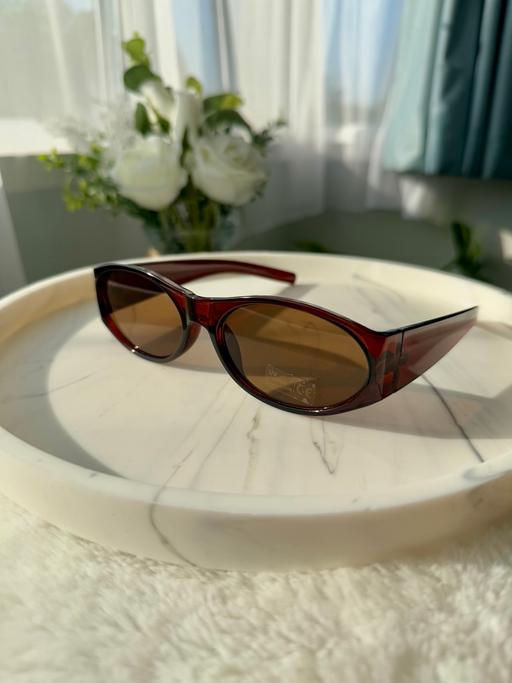 Buy & Sell Streatham Common South West London - Photos for Y2K brown slim oval sunglasses!