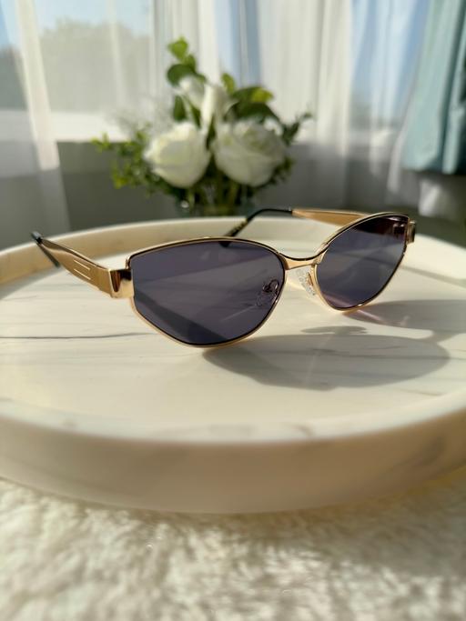 Buy & Sell Streatham Common South West London - Photos for Retro gold metal oval Y2K sunglasses!