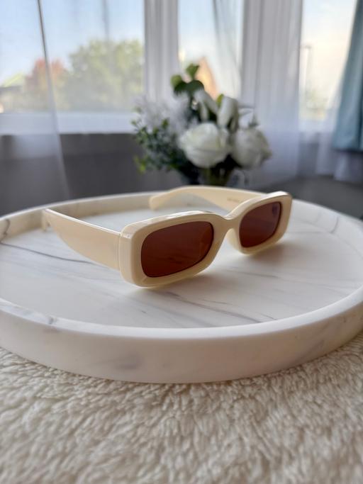 Buy & Sell Mitcham Merton - Photos for Retro Y2K cream rectangle sunglasses!
