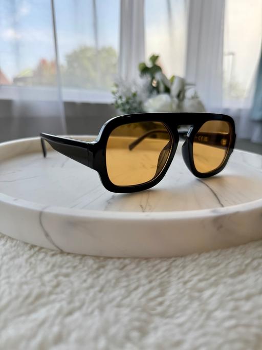 Buy & Sell Earlsfield South West London - Photos for Stylish Black / yellow aviator sunglasses Y2K