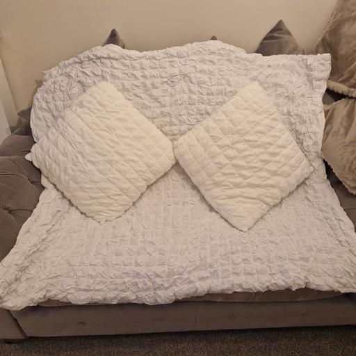 Buy & Sell Hoyland Barnsley - Photos for throw and matching pillows