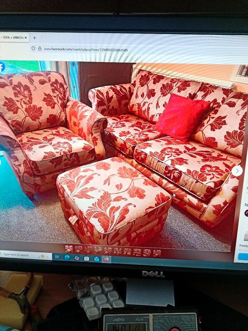 Buy & Sell Willenhall Walsall - Photos for 2 piece suite and footstool
