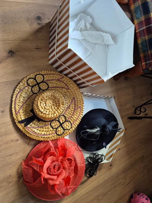 Buy & Sell Hasbury Dudley - Photos for 4 x Ladies Fascinators & Hat Box