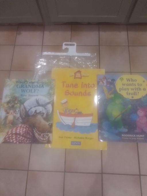 Buy & Sell Streetly Walsall - Photos for THREE CHIIDRENS HIG BOOKS IN HANG UP BAG