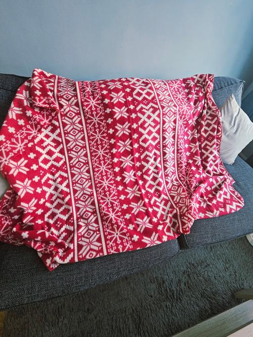 Buy & Sell Newton Doncaster - Photos for Red and white throw.