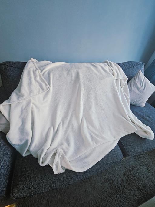 Buy & Sell Newton Doncaster - Photos for Cream coloured throw.