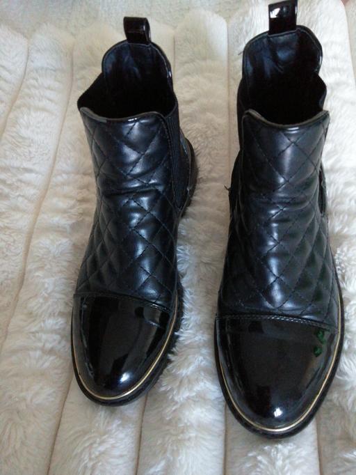 Buy & Sell Wednesfield Wolverhampton - Photos for ladies size *6*Bit wear on bottom,