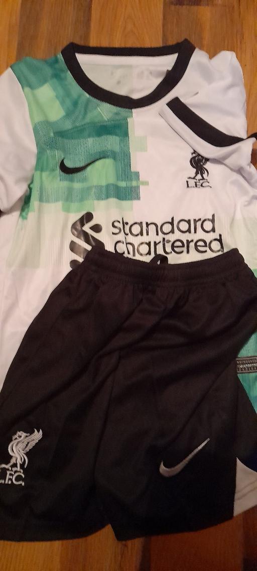 Buy & Sell Walsall Wood Walsall - Photos for Liverpool kit 4/5yrs